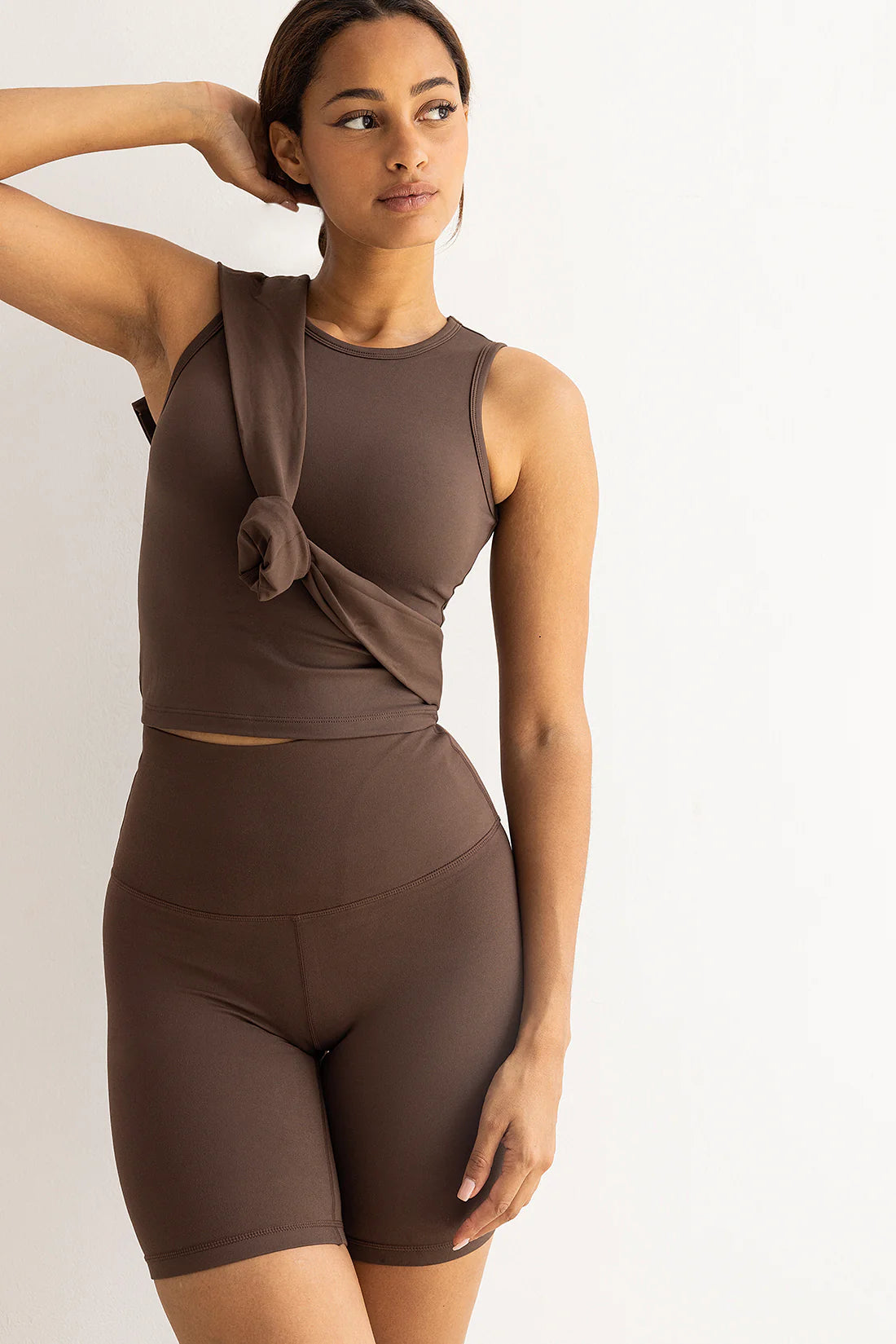 Conjunto yoga de malla ciclista mujer y top marrón
